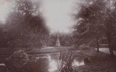 Toegangshek Volkspark Zaandam, omstreeks 1900. Bron WikmediaCommons.